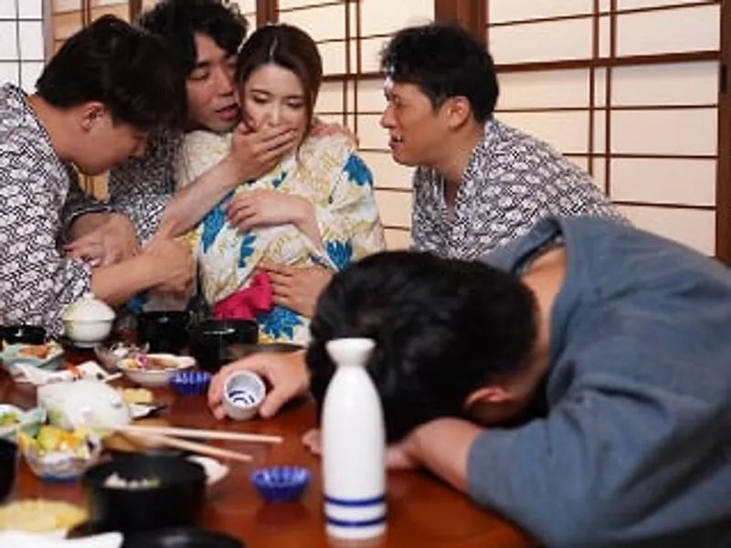 đưa vợ đi suối nước nóng, ông chồng không biết bà xã bị người khác làm tình sấp mặt